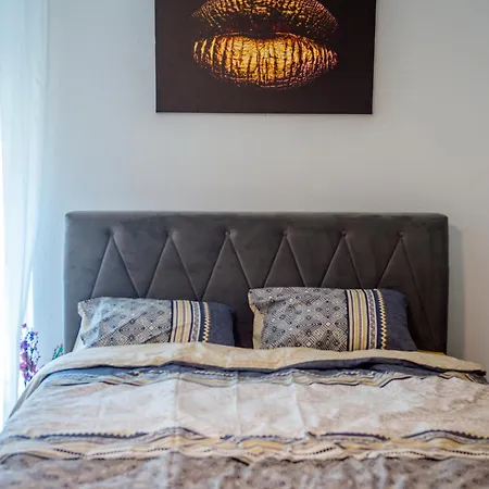 Luxe Bridge Escape מוסטר