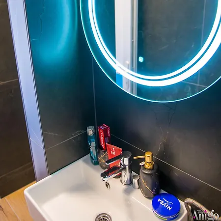 Luxe Bridge Escape מוסטר